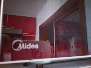 3、#做妈妈的拿手菜#酥的掉渣渣的华夫饼干,启动微波炉，叮30秒。