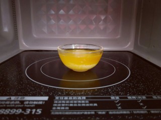 4、#做妈妈的拿手菜#酥的掉渣渣的华夫饼干,30秒即可，这时黄油已经融化。（隔水融化也可以）