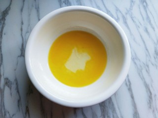 5、#做妈妈的拿手菜#酥的掉渣渣的华夫饼干,将融化的黄油，玉米油加入大口器具中。