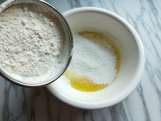 6、#做妈妈的拿手菜#酥的掉渣渣的华夫饼干,将奶粉，糖粉，低筋面粉过细筛。