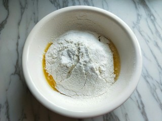 7、#做妈妈的拿手菜#酥的掉渣渣的华夫饼干,过细筛这一步不可以省略呦～这样做出来的饼干口感细腻爆满，回味悠长。