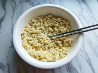 8、#做妈妈的拿手菜#酥的掉渣渣的华夫饼干,用筷子搅拌成絮状。