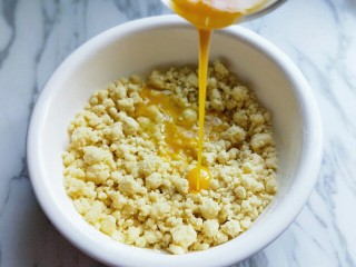 9、#做妈妈的拿手菜#酥的掉渣渣的华夫饼干,再加入打散的全蛋液。