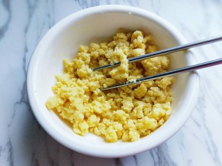 10、#做妈妈的拿手菜#酥的掉渣渣的华夫饼干,再次用筷子拌均匀，使鸡蛋和絮状的面融合。