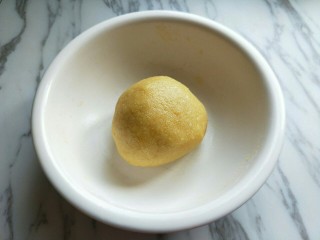 11、#做妈妈的拿手菜#酥的掉渣渣的华夫饼干,再揉成面团，醒10分钟。