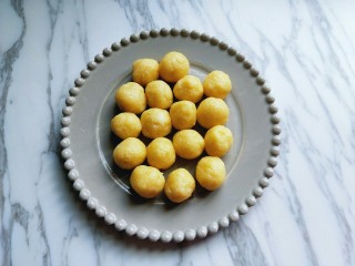 12、#做妈妈的拿手菜#酥的掉渣渣的华夫饼干,10分钟后将面团分成等份大小的小面团。（这个也可以根据个人喜欢，大一点，小一点都可以）