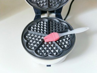 13、#做妈妈的拿手菜#酥的掉渣渣的华夫饼干,将华夫饼连接电源，预热2分钟，刷上少许食用油。