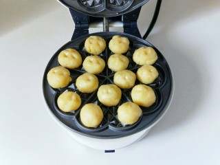 14、#做妈妈的拿手菜#酥的掉渣渣的华夫饼干,再把小面团放入华夫饼机器的烤盘中。（记得面团和面团之间间隔距离哈！）