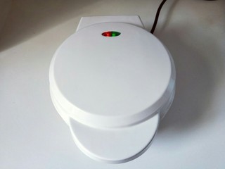 15、#做妈妈的拿手菜#酥的掉渣渣的华夫饼干,盖上华夫饼盖子，3-5分钟即可。“为什么说3-5分钟呐！给大家参考一下，比如你喜欢吃饼干火大一点的，那么就烤5分钟，如果你喜欢饼干的口感比较酥嫩香软的，那么你就烤3分钟，根据个人喜欢的口感调节时间的长短。”