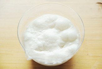 1、奶酪包,奶酪面包做法：波兰酵头材料混合均匀，裹保鲜膜室温发酵一夜，发酵好的波兰酵头会有酸味，表面会有气泡产生；