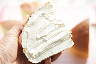 10、奶酪包,再将面包两个侧面也抹上奶酪馅；