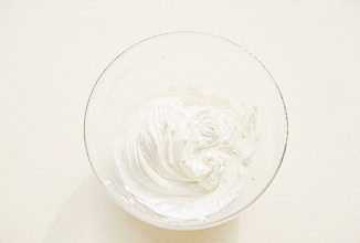 14、奶酪包,加入糖粉继续打，打至奶酪非常顺滑且呈轻盈的状态；