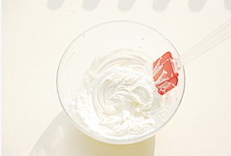 15、奶酪包,加入淡奶油和香草精，用电动打蛋器充分打匀制成奶酪馅；