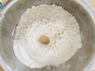 2、南瓜吐司,除猪油外，所有食材混合。