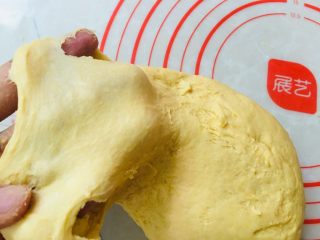 3、南瓜吐司,揉出厚膜。