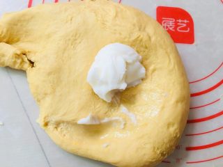 4、南瓜吐司,加入猪油。