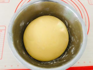 7、南瓜吐司,发酵到两倍大取出。