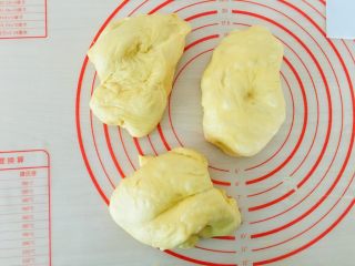 8、南瓜吐司,平均分成三份。