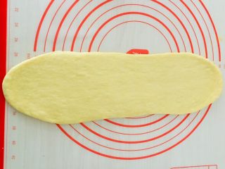 9、南瓜吐司,擀开。