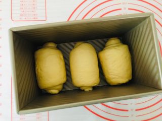 14、南瓜吐司,放入吐司盒。