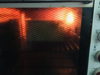 16、南瓜吐司,上下火190度40分钟。