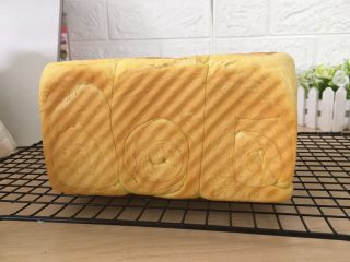 17、南瓜吐司,考好后放凉到还有手温时密封保存。