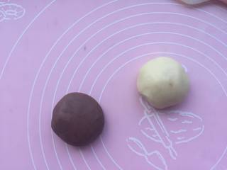 2、植物油百力滋,拿出面团 原味的再加面粉揉一揉  黑色的再加点可可粉  揉到不粘手的状态