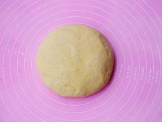 6、烤箱低油版奶香烤南瓜芝麻饼,揉成的面团。