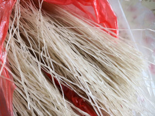 2、牛心菜蒸包,粉条清洗干净,,