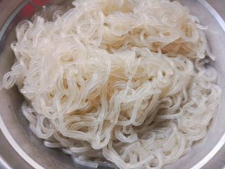 3、牛心菜蒸包,锅里加水,烧开后,把粉条放进去,煮至膨胀,再捞出投入凉水中,反复冲洗至凉透,切成1厘米的段备用