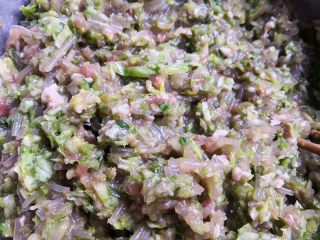 5、牛心菜蒸包,牛心菜先拌入粉条,加入盐,油鸡精,葱,姜拌匀,再加入猪肉馅拌匀,