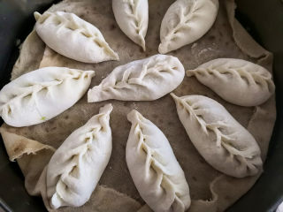 10、牛心菜蒸包,把锅里加入水,烧至温热,包子放到笼屉上,下面要垫笼屉布哦,油纸也可以,