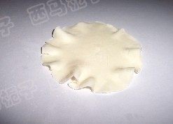 9、海鲜烧卖,把外边压出褶皱,象荷叶边