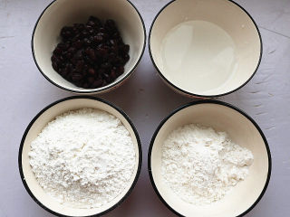 1、红豆蒸松糕,准备好食材。