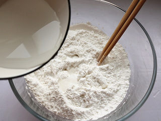 3、红豆蒸松糕,加入清水，边加水边搅拌。