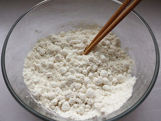 4、红豆蒸松糕,拌好之后的状态。