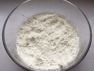 5、红豆蒸松糕,用手将小面团搓散，搓到米粉整体有湿润感。