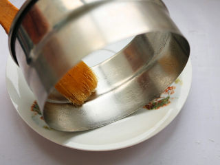 7、红豆蒸松糕,取一个四寸的慕斯模具，在模具边缘扫一层色拉油，方便脱模。