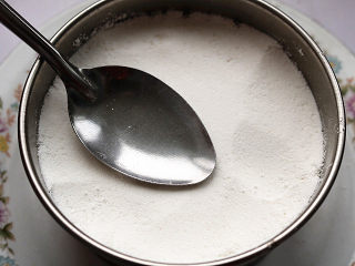 11、红豆蒸松糕,用勺子轻轻压实表面。