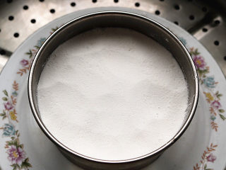 12、红豆蒸松糕,冷水入锅，加盖，大火烧开后转中火蒸约20分钟。蒸的时候，可以将盖子留出一条小缝，避免水蒸汽回落到米糕上，影响口感。