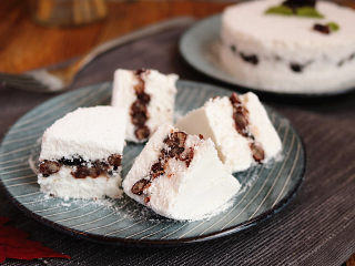 14、红豆蒸松糕,趁热食用口感最佳。