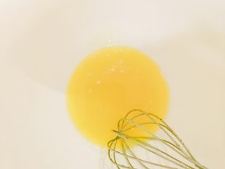 1、超快手的黑芝麻麻薯和蔓越梅麻薯,黄油隔水融化吹凉。