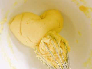 4、超快手的黑芝麻麻薯和蔓越梅麻薯,不停拍打面团,使其越来越光滑细腻,大概两三分钟吧!