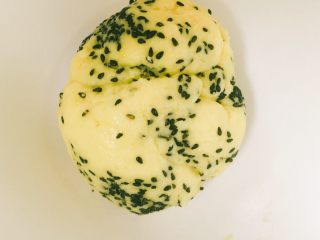 5、超快手的黑芝麻麻薯和蔓越梅麻薯,把面团分成两份,一份裹上黑芝麻,最好揉均匀哦,我有点偷懒了,没怎么揉!我这个方子出来的面团基本不粘手的哦,所以我都没有戴手套什么的!