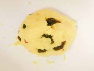 6、超快手的黑芝麻麻薯和蔓越梅麻薯,另外一份加入蔓越梅干,揉均匀哦,蔓越梅干太大的话记得提前切碎一点哦!