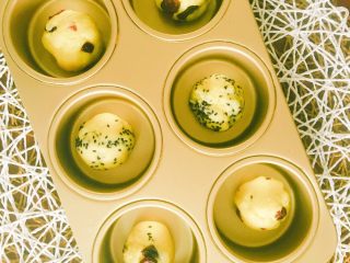 7、超快手的黑芝麻麻薯和蔓越梅麻薯,分割成40g左右的小面团放入模具(我用了两个模具,另外一个模具是6个20g左右的)。烤箱180预热,上下火烤30分钟左右!