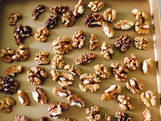 2、琥珀核桃,核桃仁均匀放在不粘烤盘上