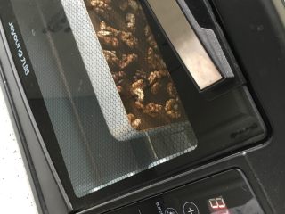 3、琥珀核桃,放入预热好的烤箱中层155度12分钟