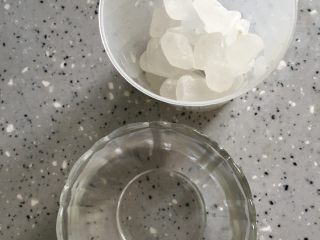 4、琥珀核桃,准备水和冰糖