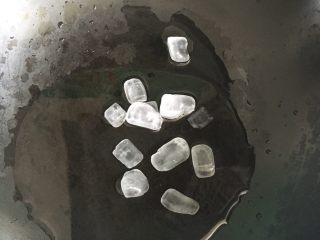 5、琥珀核桃,用敞口锅放入水和冰糖